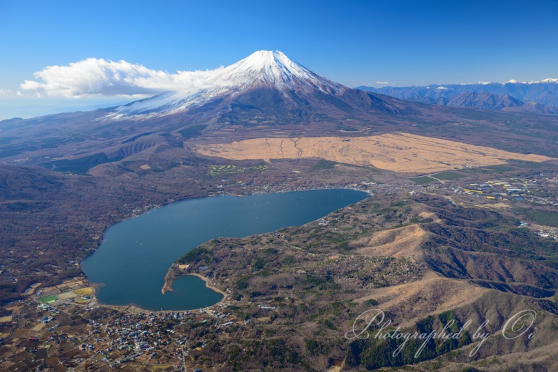 空撮による山中湖と富士山の俯瞰写真