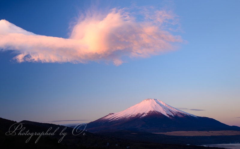 パノラマ台より望む富士山と吊るし雲の朝焼け