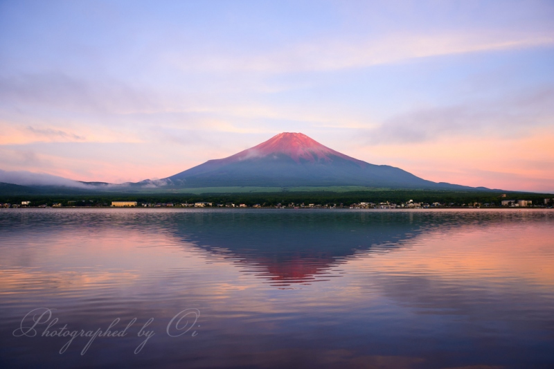 山中湖に映る赤富士の写真