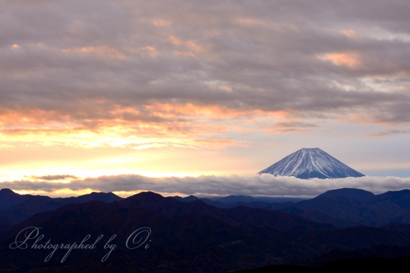 櫛形山より望む朝焼けと富士山