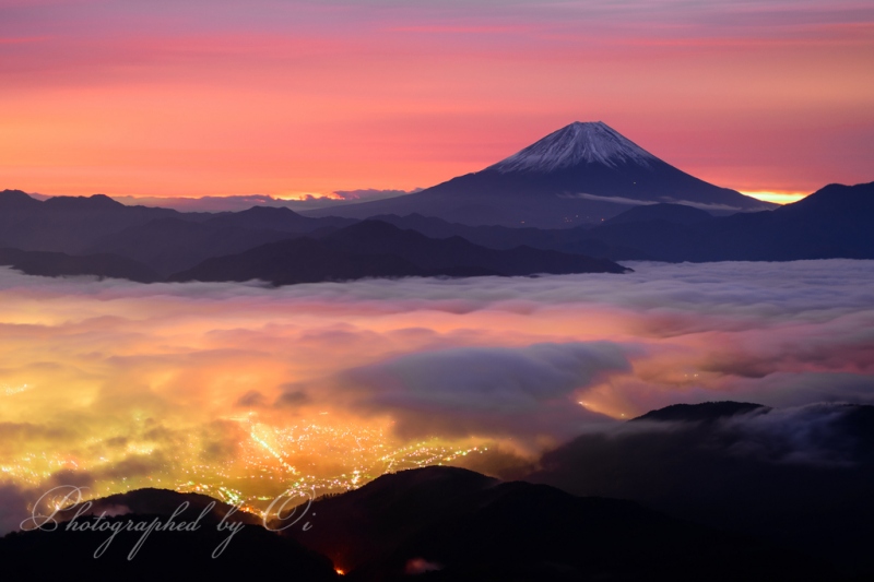 櫛形山より望む富士山と朝焼けと雲海