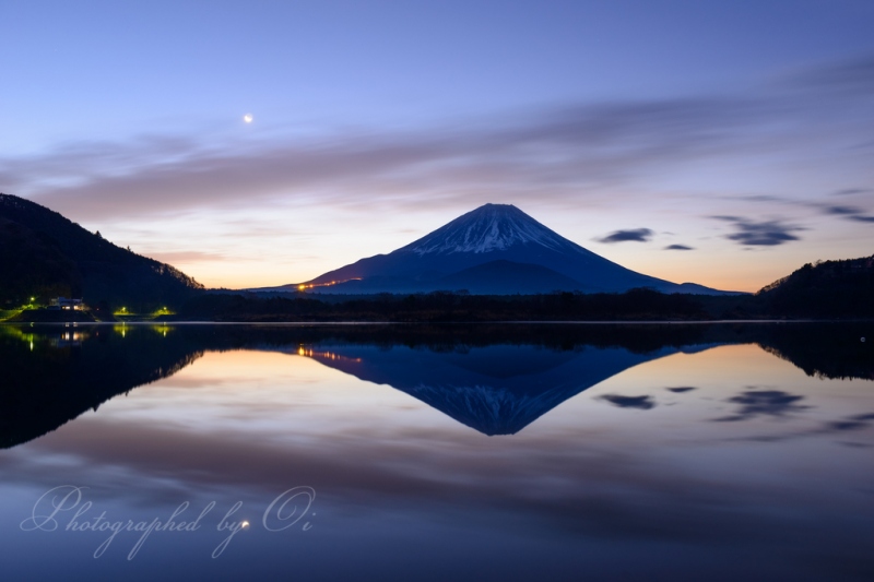 精進湖より望む朝焼けと富士山