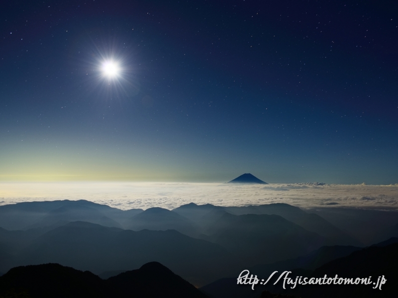 白河内岳から望む富士山と月