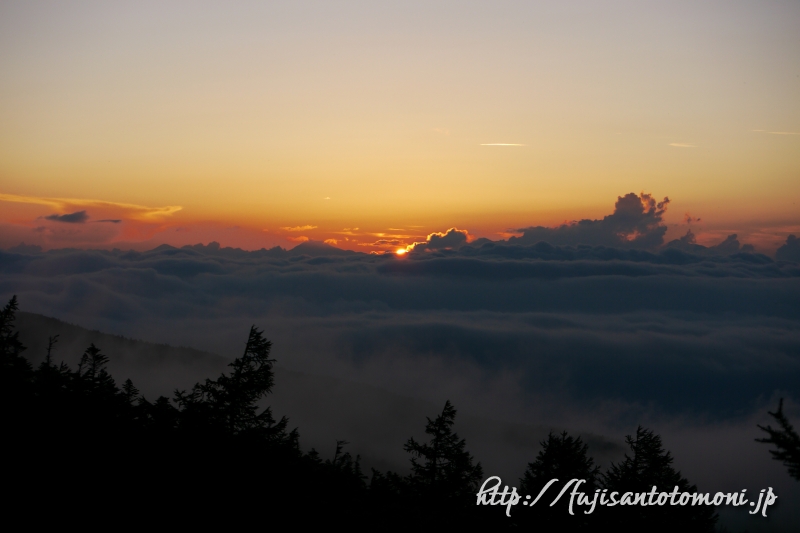 富士山スバルライン五合目から望む夕日