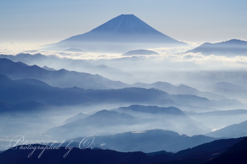 櫛形山より望む山並みと富士山