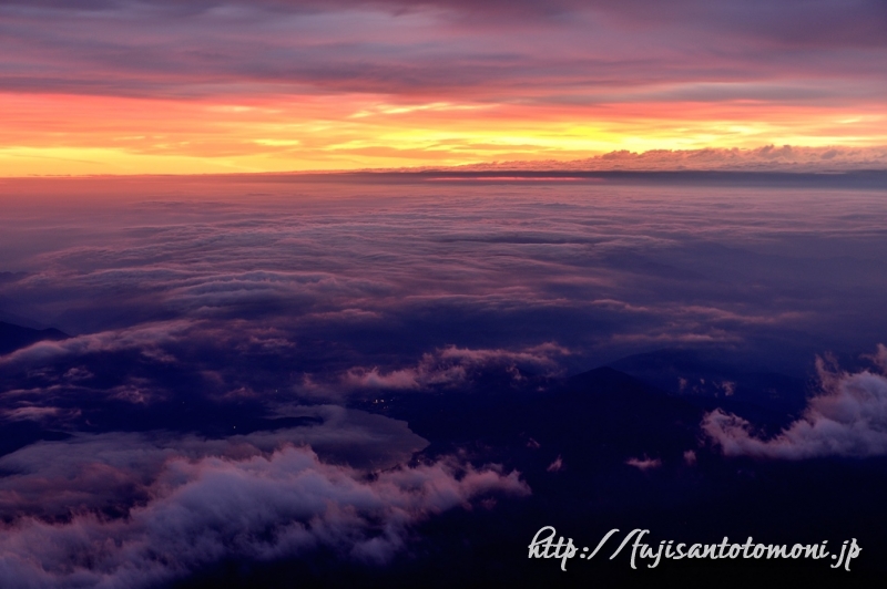 富士山山頂から望む雲海と朝焼け