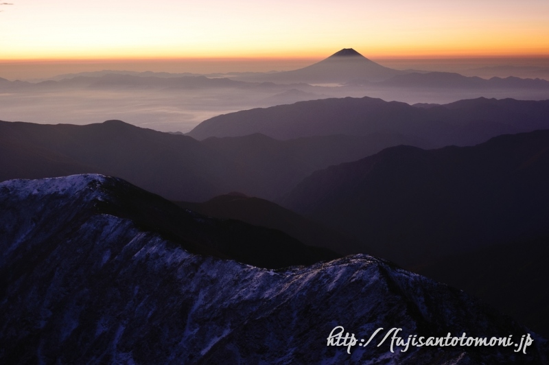 北岳山頂より望む夜明けの富士山