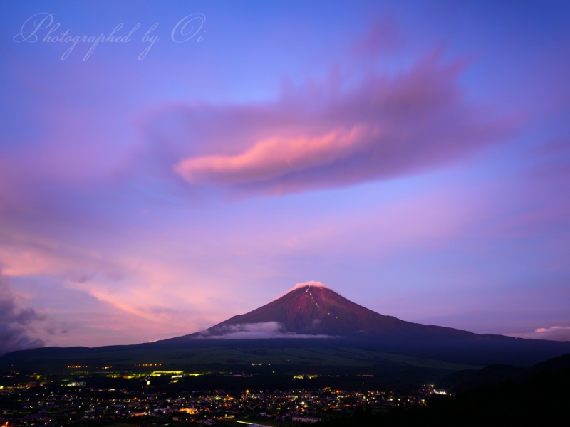 高座山より赤富士と吊るし雲の朝焼けの写真