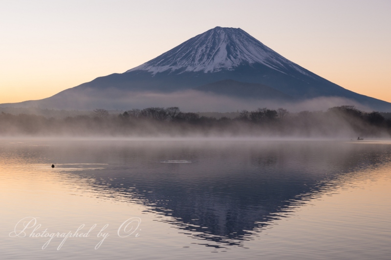 精進湖より望む靄と富士山（逆さ富士）