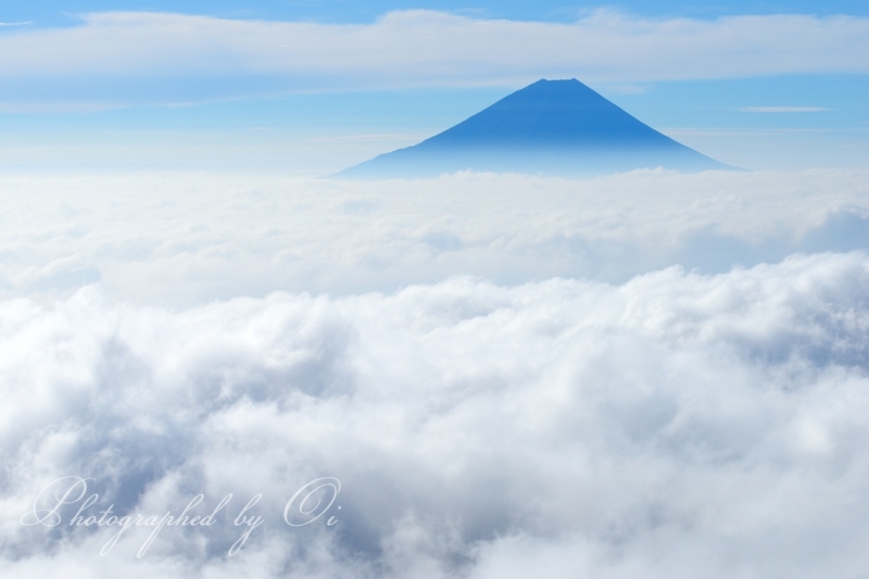 櫛形山より雲海に浮かぶ富士山の写真
