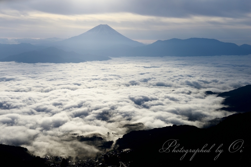櫛形山より望む富士山と雲海