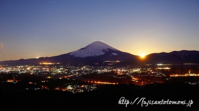 金太郎富士見ラインより望む富士山と月の入り