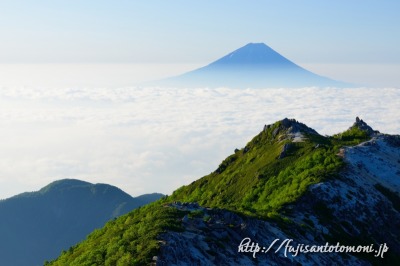 観音岳から望む夏の富士山