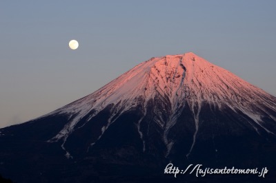 田貫湖より望む紅富士と月