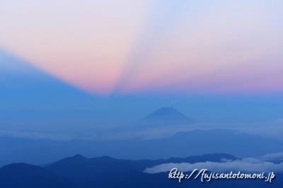 白河内岳付近から望む夕景と富士山