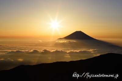 南アルプス・千枚岳より望む雲海と富士山とご来光