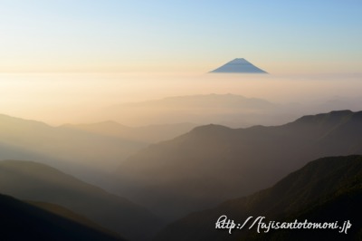 北岳から望む朝の富士山