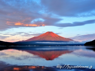 山中湖より望む赤富士と朝焼け