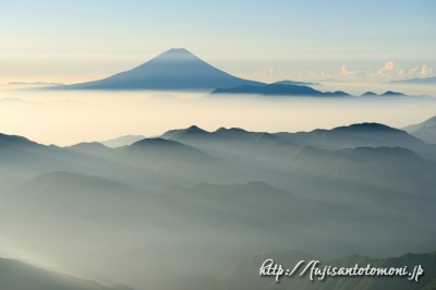 農鳥岳から望む朝の富士山