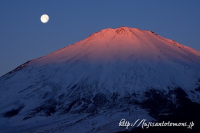 須走より望む月と富士山の紅富士