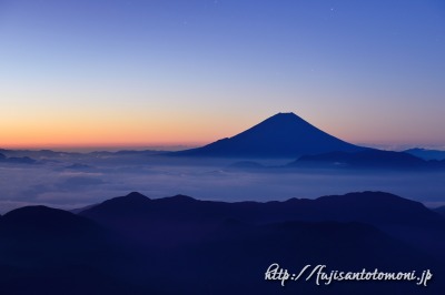 白河内岳付近から望む富士山と雲海