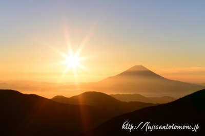 小河内岳から望む御来光と富士山