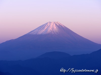 雪が溶けて少なくなっている10月の富士山