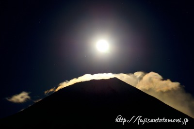 朝霧高原より望む月と富士山