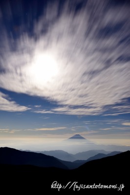 塩見岳から望む夜の富士山