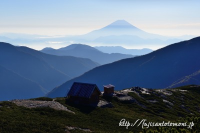 小河内岳より望む富士山と小河内岳避難小屋