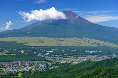 忍野村の町並みと夏の富士山