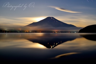 山中湖より望む月の入りと富士山