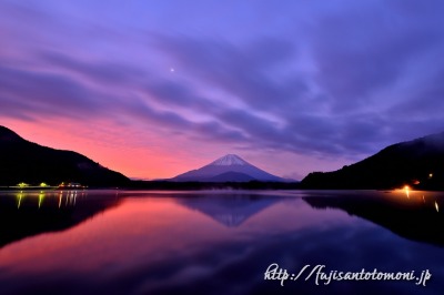 精進湖の朝焼けと富士山