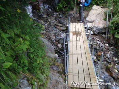 北岳・白根御池ルートの沢を渡る橋