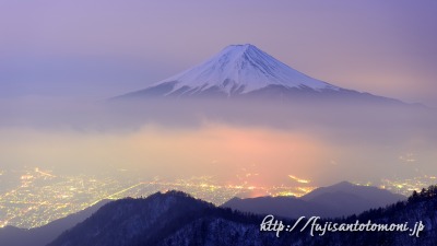 三つ峠の夜景と富士山