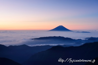 北岳から望む朝焼けの富士山と雲海
