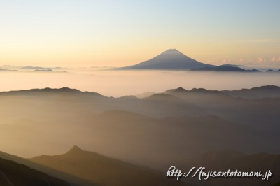 農鳥岳より望む富士山