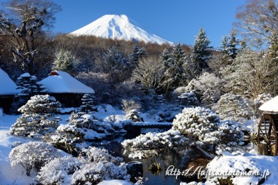 忍野村・鱒の家から望む雪景色と富士山