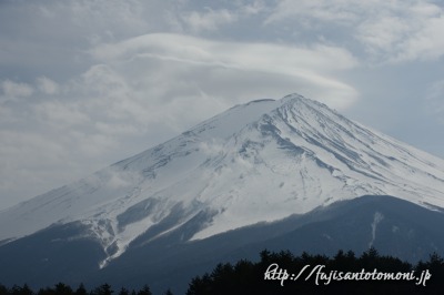 笠雲と薄雲の富士山
