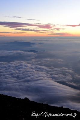 富士山山頂から望む夜明けの雲海と朝焼け