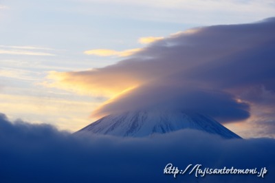 本栖湖より望む笠雲と富士山