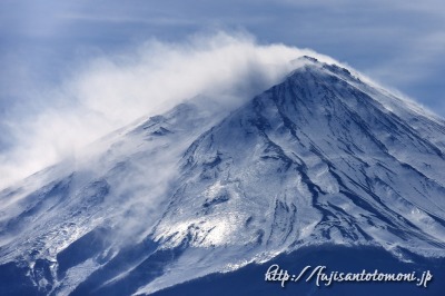 旗雲がたなびく富士山