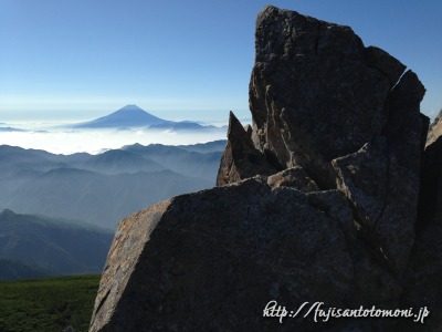 農鳥岳の岩場と富士山