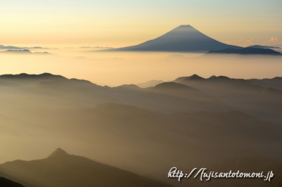 農鳥岳より望む雲海と富士山