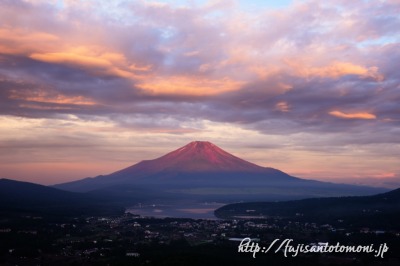 高指山から望む朝焼けと富士山（赤富士）