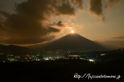 富士岬平から望む山中湖と富士山（パール富士）