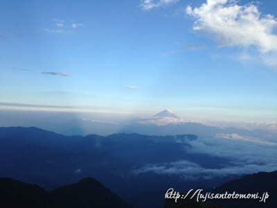 白河内岳から雲海と富士山