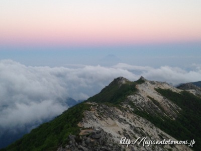 夕暮れの鳳凰三山と雲海に浮かぶ富士山