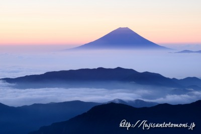 北岳から望む朝焼けの富士山