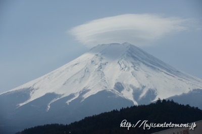 富士山と笠雲　富士吉田から